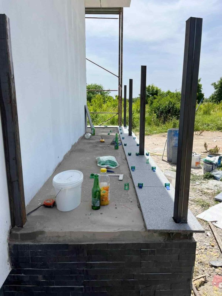 Montajul plăcilor de piatră naturală la exterior