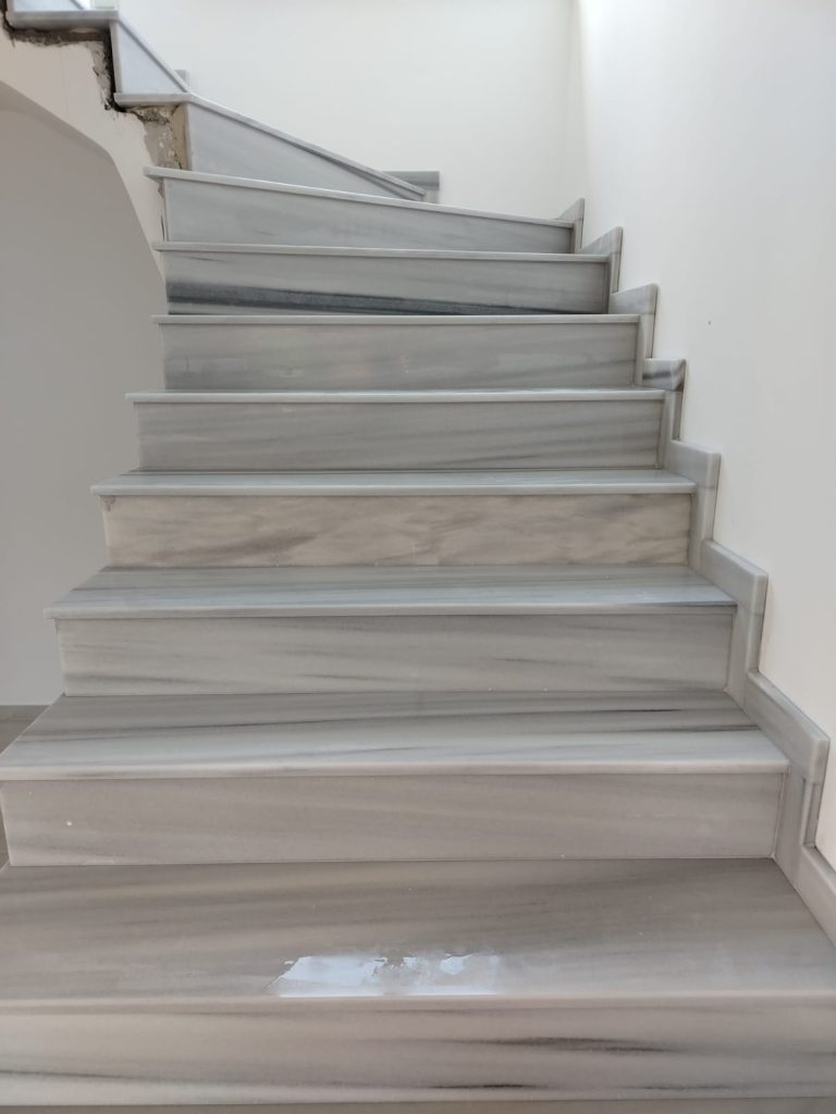 Scari Din Marmura Alba