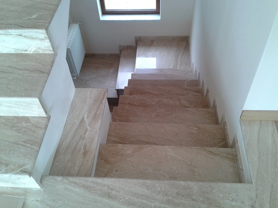 Trepte Marmura Breccia