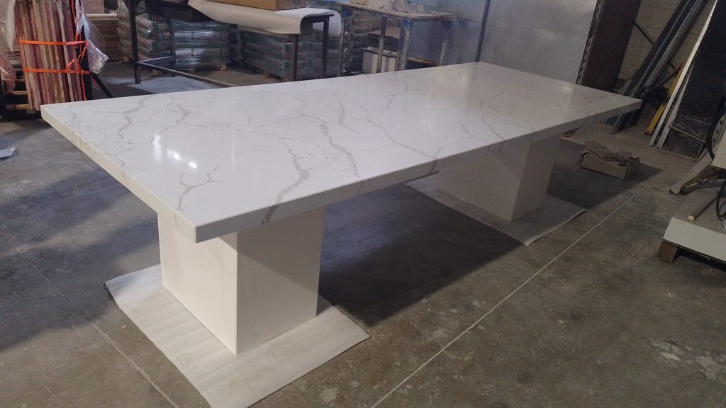 Masa Dining din Quartz