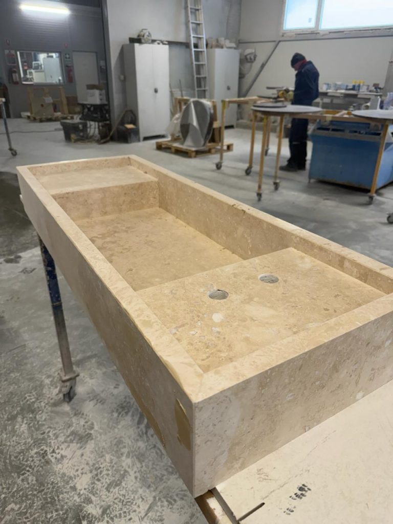 Lavoar custom din Travertin