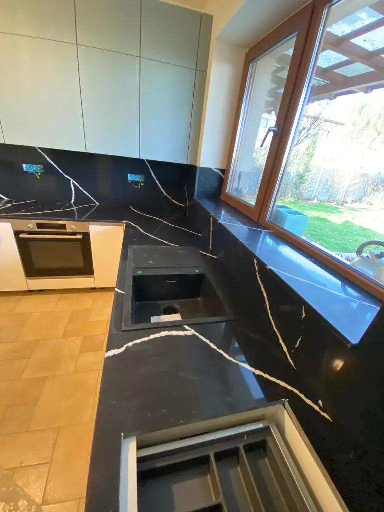 Blaturi din Quartz Negru