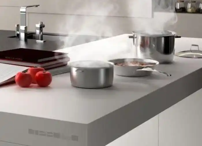 Rezistă blatul de bucatarie din quartz la tavi fierbinti